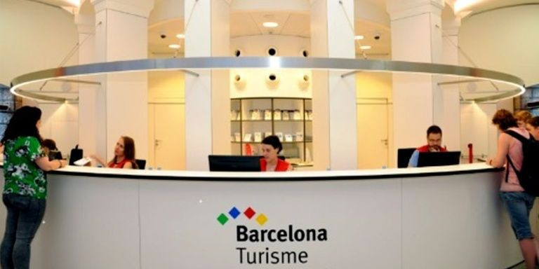 Trabajadores de Barcelona Turisme en una oficina / TURISME DE BARCELONA