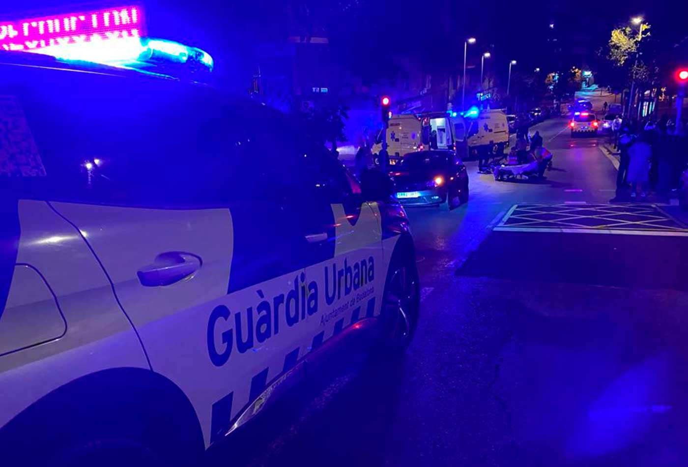 Un vehículo de la Guardia Urbana en el barrio de la Salut de Badalona donde se ha producido el accidente / MA