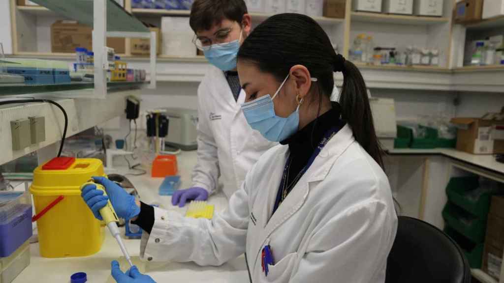 Dos investigadores científicos en un laboratorio haciendo pruebas