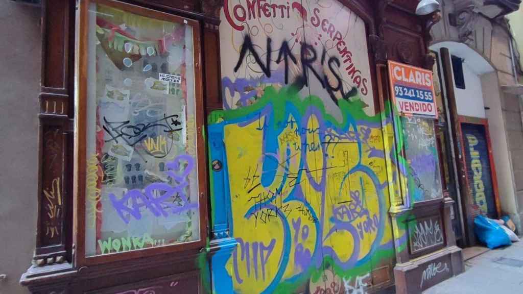 Local 'El Ingenio' lleno de graffitis