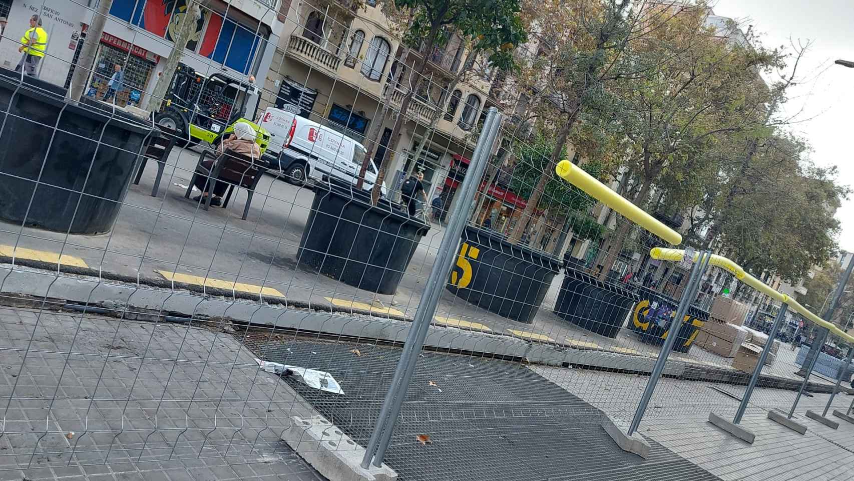 Rejas en la ronda de Sant Antoni para la retirada de la losa / CEDIDA