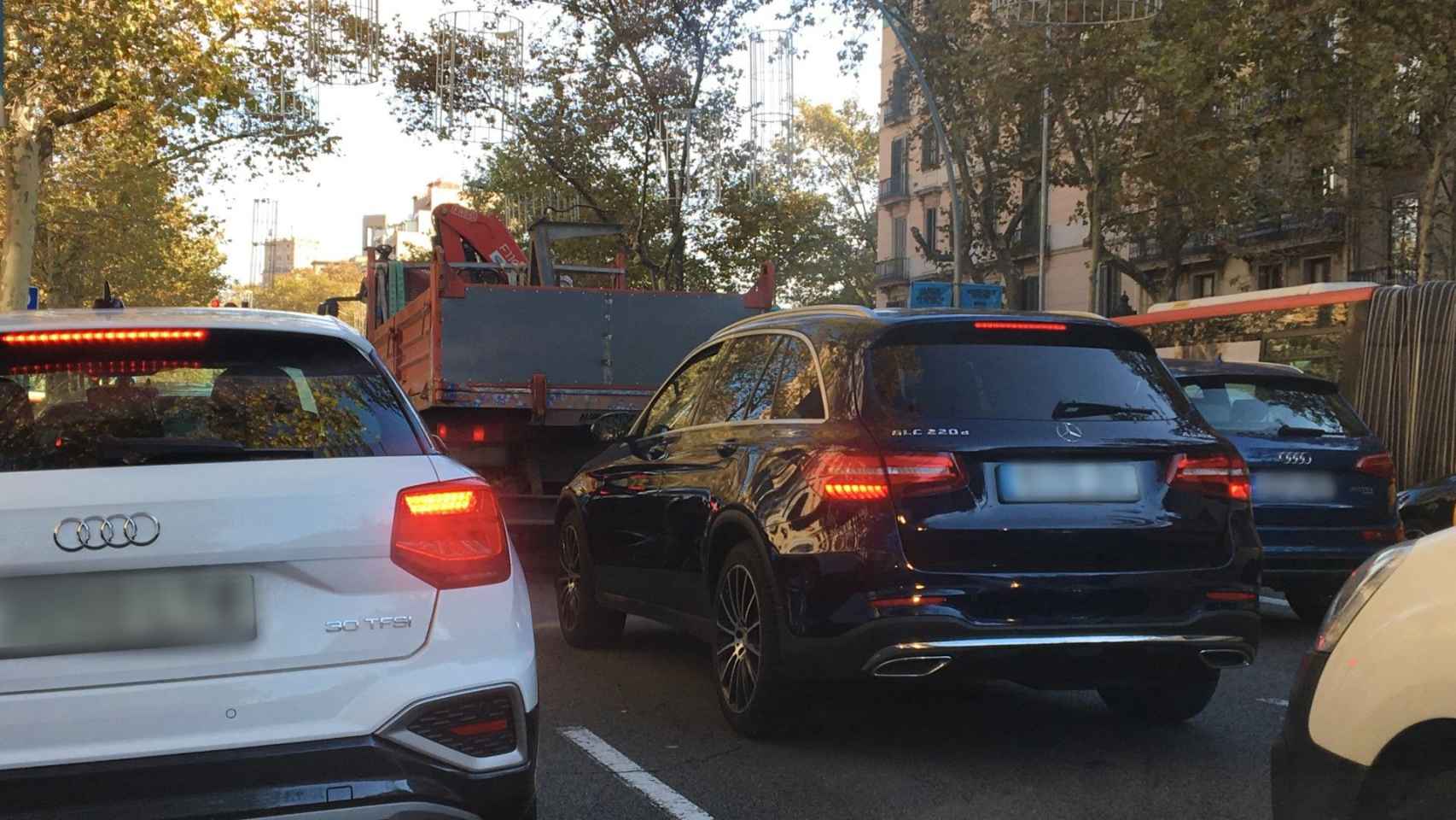 Colapso circulatorio en Gran Via, en el Eixample / METRÓPOLI