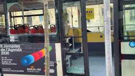 Imagen del autobús que ha sufrido el accidente con una ventana y puerta rotas en Barcelona / METRÓPOLI