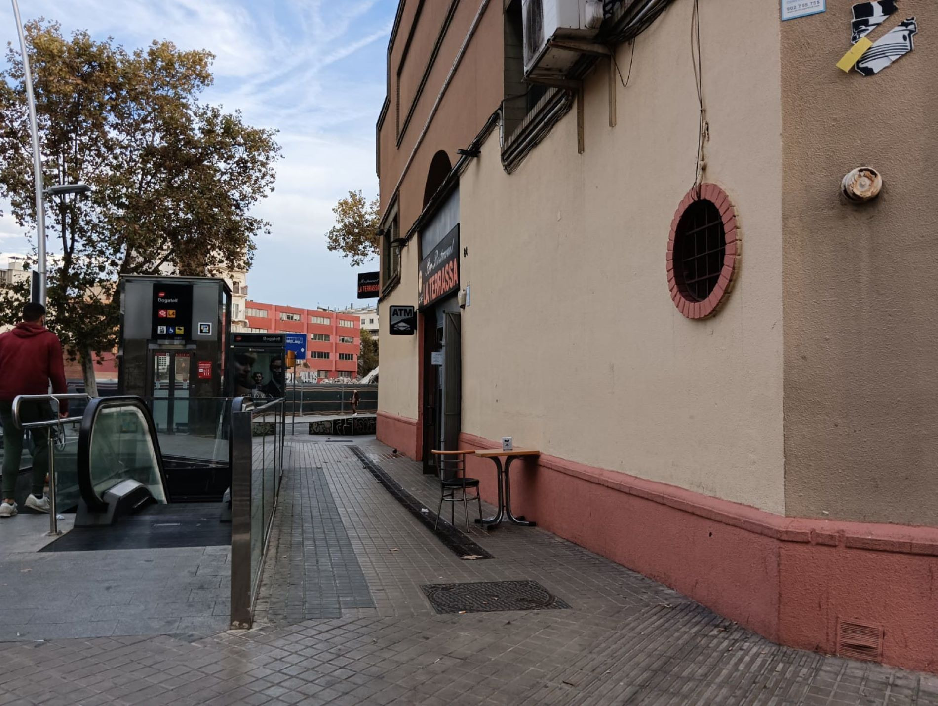 Salida del metro de Bogatell, en el Triángulo del Golfo del Parc i la Llacuna del Poblenou / METRÓPOLI