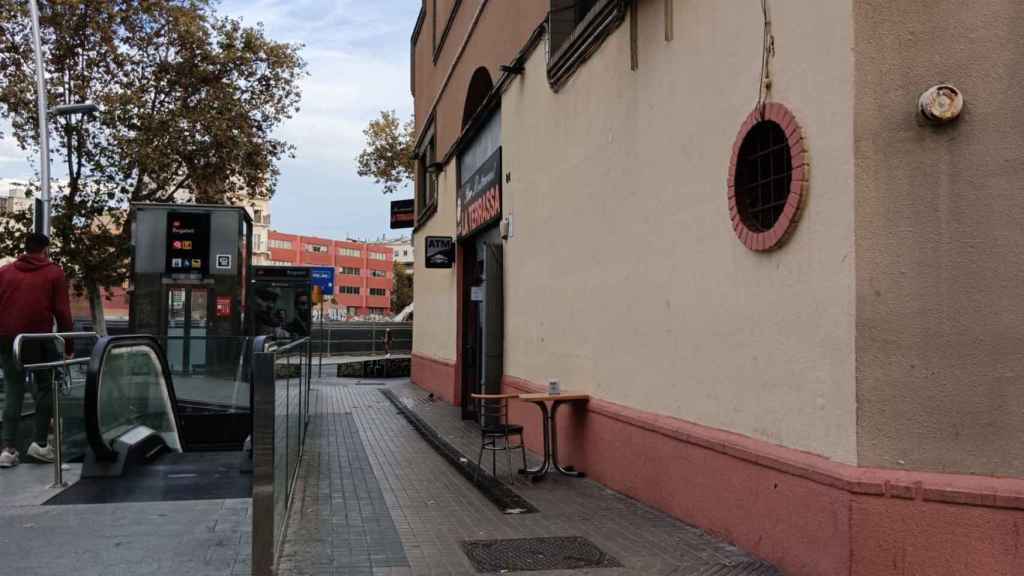 Salida del metro de Bogatell, en el Triángulo del Golfo del Parc i la Llacuna del Poblenou / METRÓPOLI