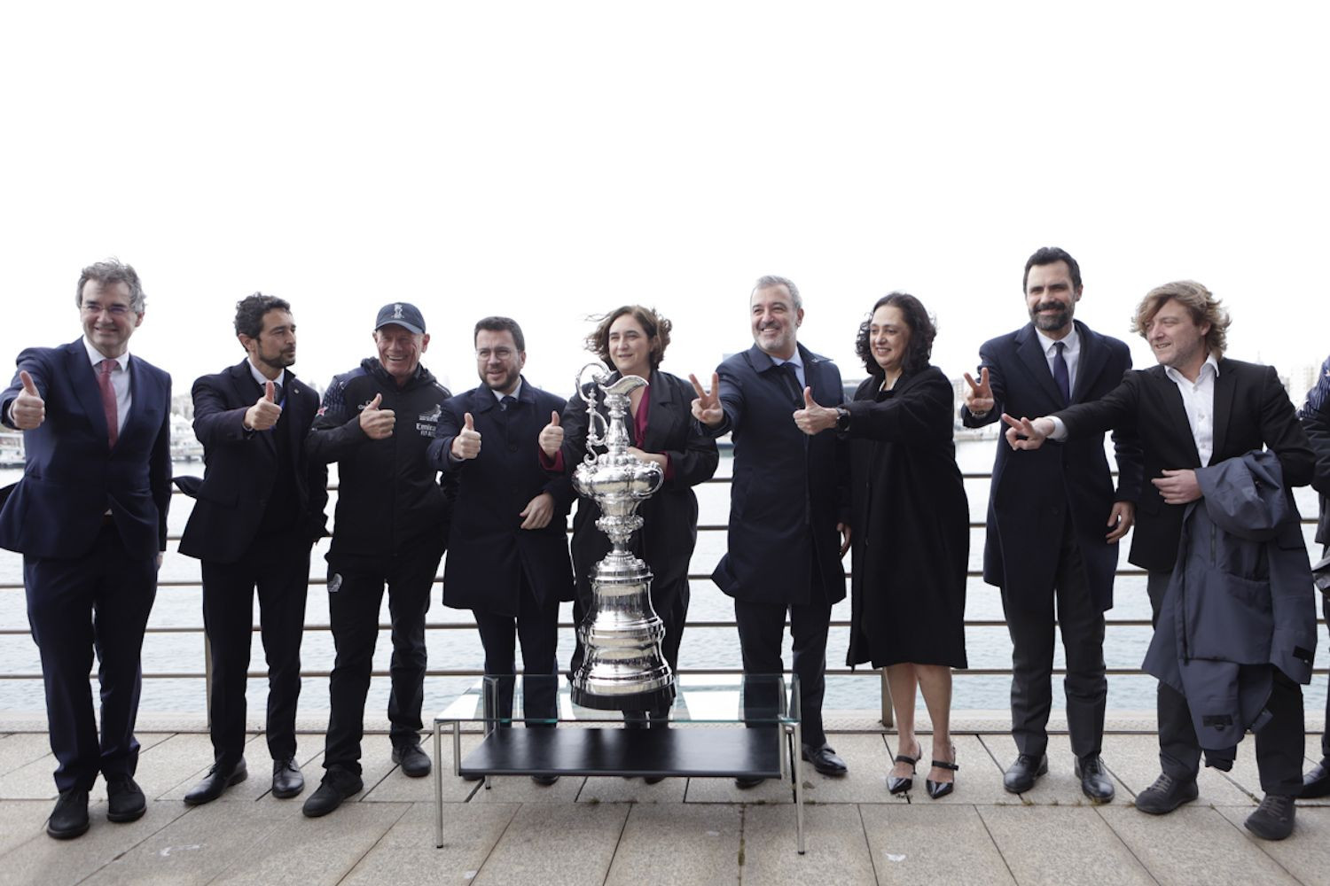 Pere Aragonès, Ada Colau, Grant Dalton y Jaume Collboni, entre otros, posan con el trofeo de la Copa del América de Vela / EFE