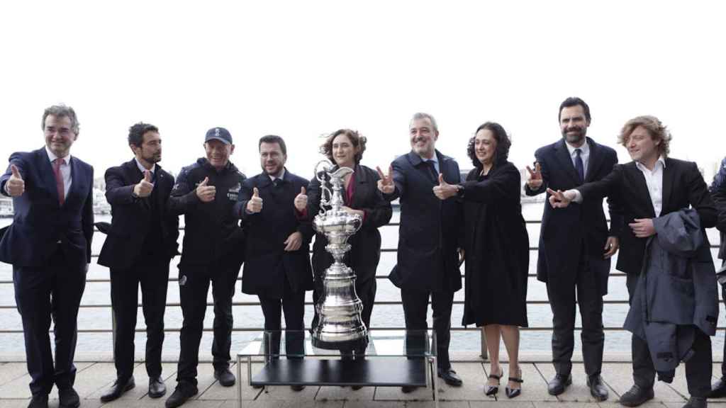 Pere Aragonès, Ada Colau, Grant Dalton y Jaume Collboni, entre otros, posan con el trofeo de la Copa del América de Vela / EFE