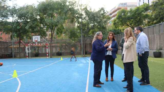 Patio y pista deportiva del colegio Paideia con representantes de Valents en Les Corts / VALENTS