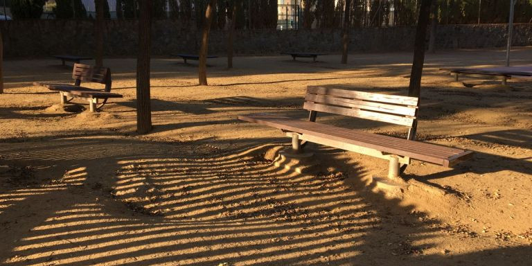 Bancos en los jardines de Josep Munté / METRÓPOLI - RP