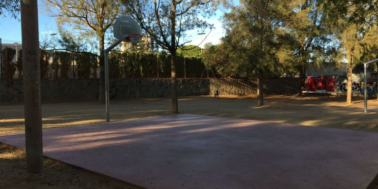 Pista de baloncesto en los jardines / METRÓPOLI - RP