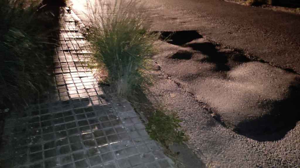 Peligrosos baches en la calle de Eduard Maristany / METRÓPOLI