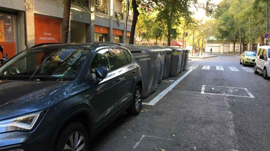 Línea de contenedores junto a un vehículo estacionado en la calle de Felipe de Paz / METRÓPOLI - RP