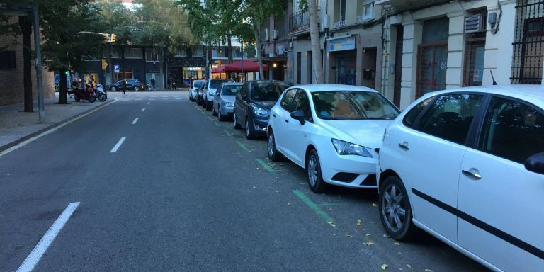 Vehículos aparcados en la calle de Comandant Benítez / METRÓPOLI - RP