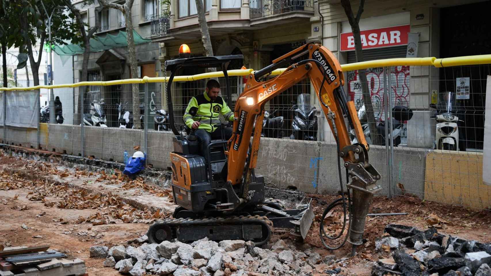 Un operario trabajando en las obras de la superilla del Eixample / Luis Miguel Añón - Metrópoli