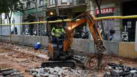 Un operario trabajando en las obras de la superilla del Eixample / Luis Miguel Añón - Metrópoli