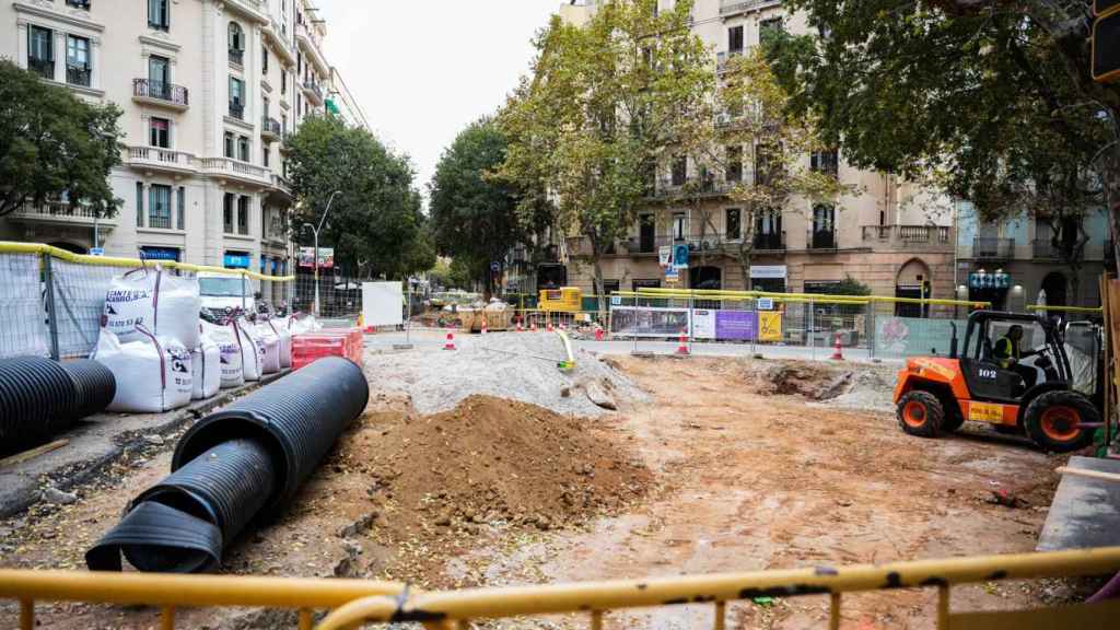 Material de obra en la superilla del Eixample