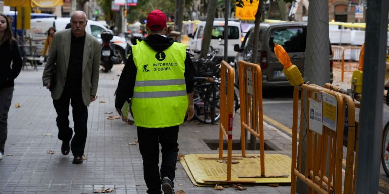 Un informador del Ayuntamiento, en el corte de la superilla / Luis Miguel Añón - Metrópoli