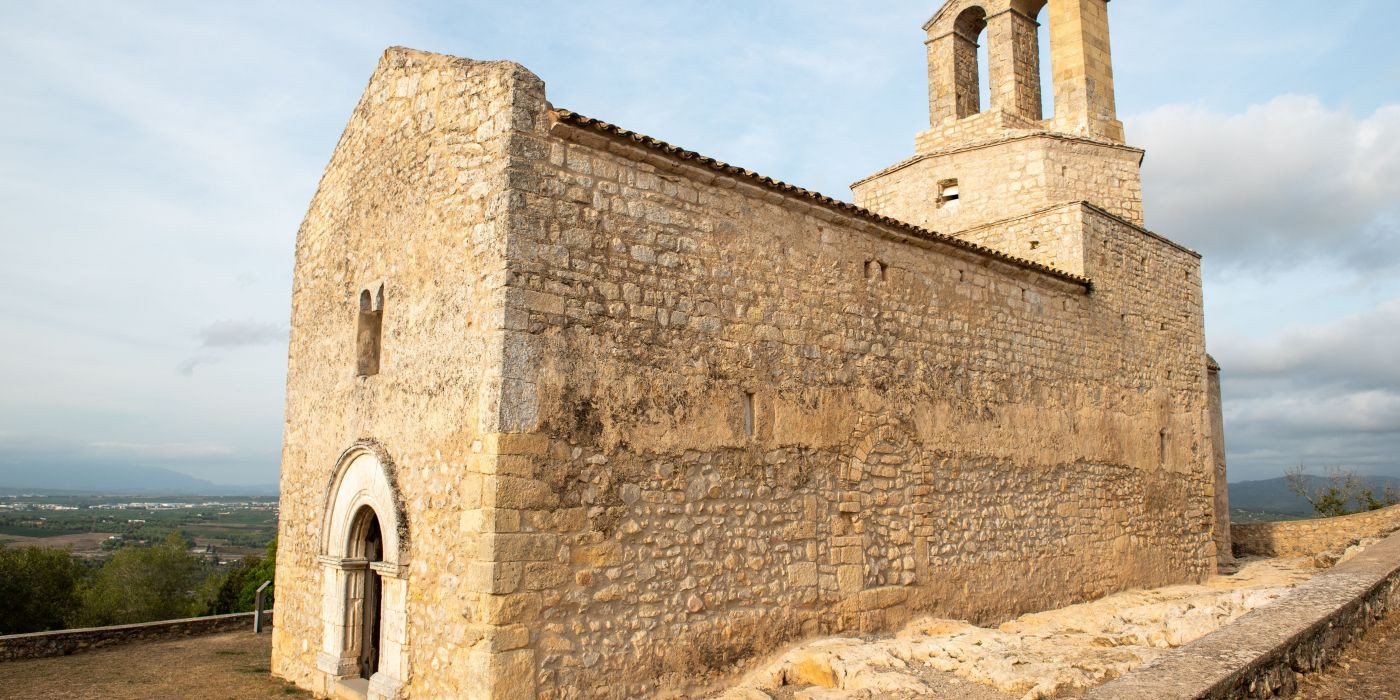 Iglesia de Sant Miquel en el Parque de Olèrdola / Shutterstock