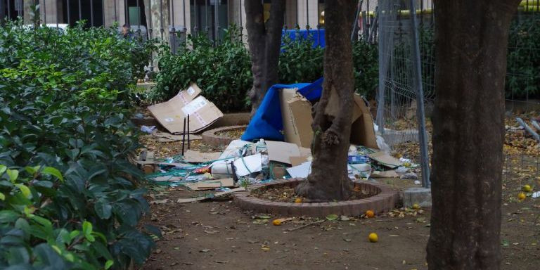 Restos de un campamento en el parque de la Ciutadella / ANDONI BERNÁ - M.A