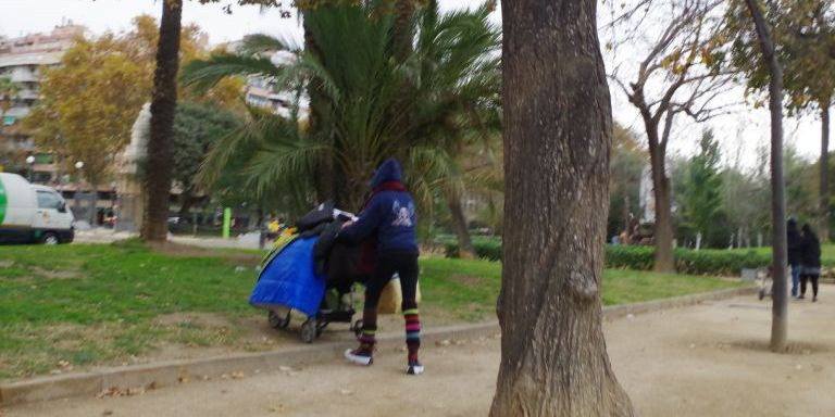 Una persona sintecho cambia de lugar en el parque de la Ciutadella / ANDONI BERNÁ - M.A