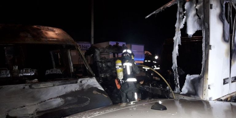 Los bomberos de Barcelona apagan un fuego en Canyelles / BOMBERS BARCELONA