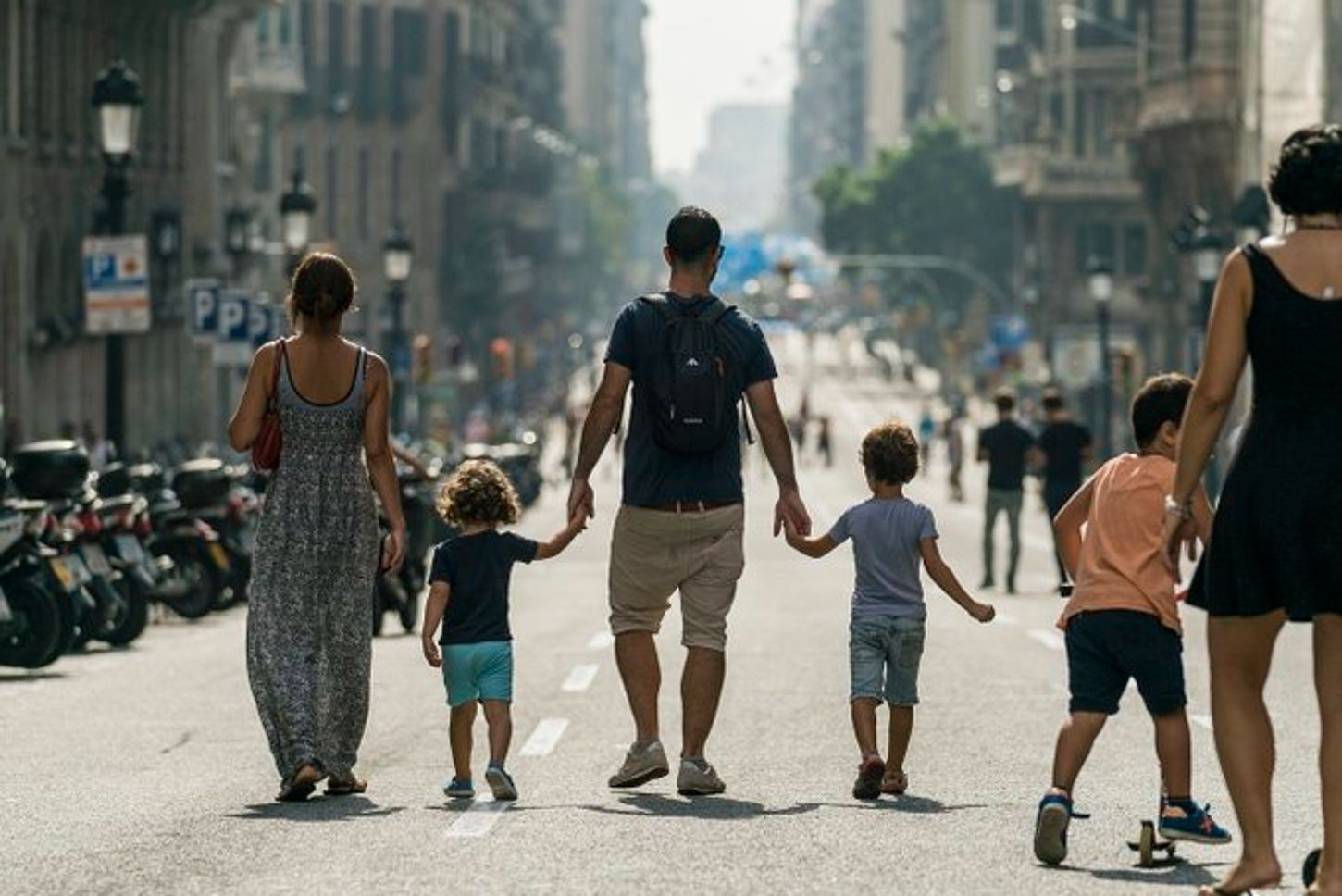 Familia en Barcelona en una imagen de archivo / AJ BCN