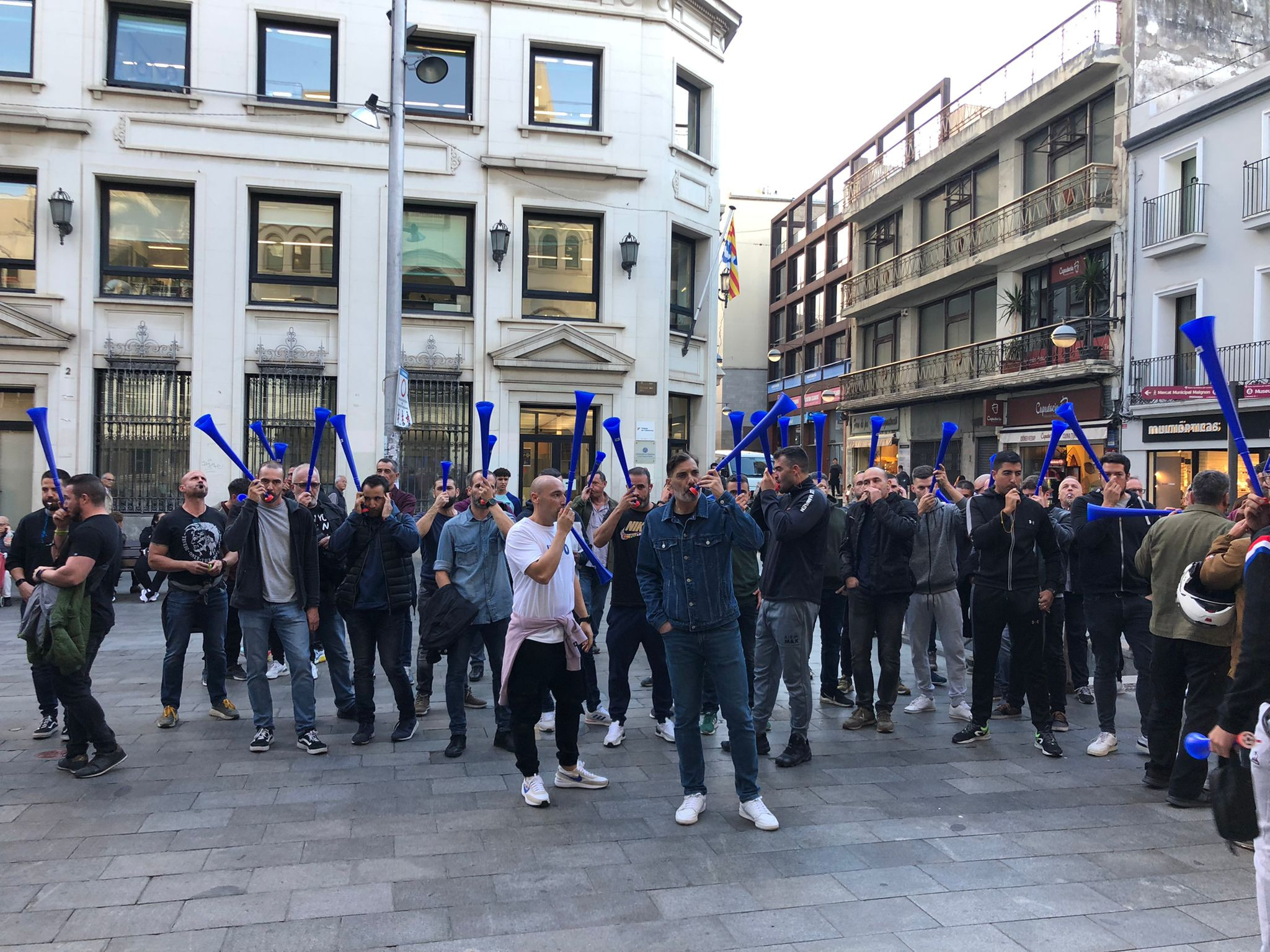 Última protesta de los agentes de la Guardia Urbana de Badalona en la plaza de la Vila / CEDIDA