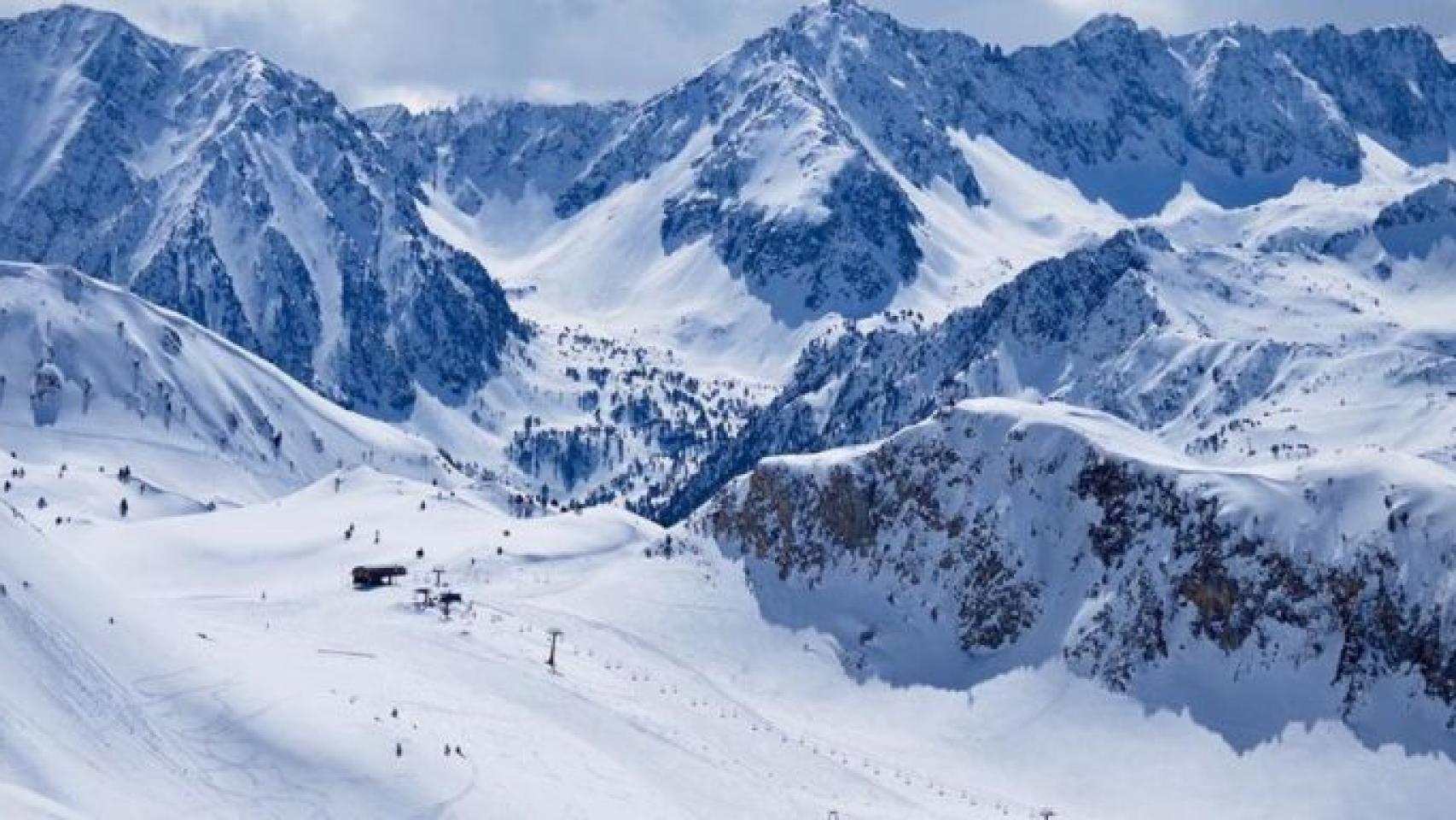 Pistas y montañas nevadas en los Pirineos, en una imagen de archivo / EUROPA PRESS