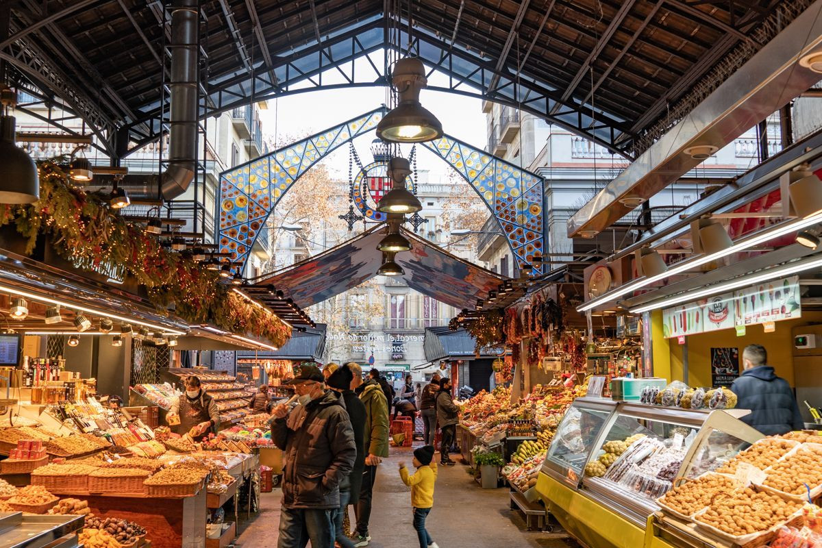 Vista a la entrada del mercat de Sant Josep 'La Boqueria' / LUIS MIGUEL AÑÓN - M.A