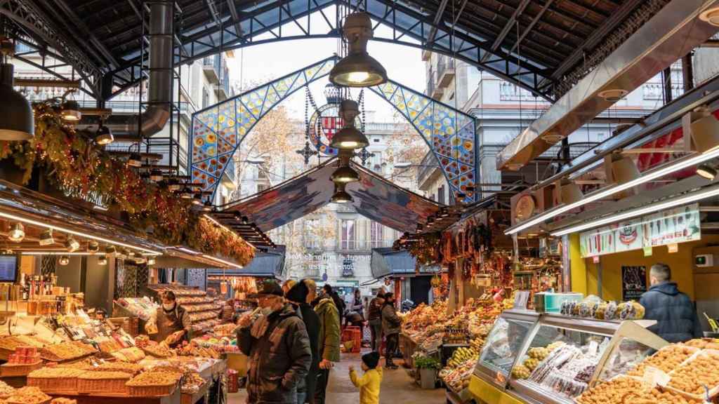 Vista a la entrada del mercat de Sant Josep 'La Boqueria' / LUIS MIGUEL AÑÓN - M.A