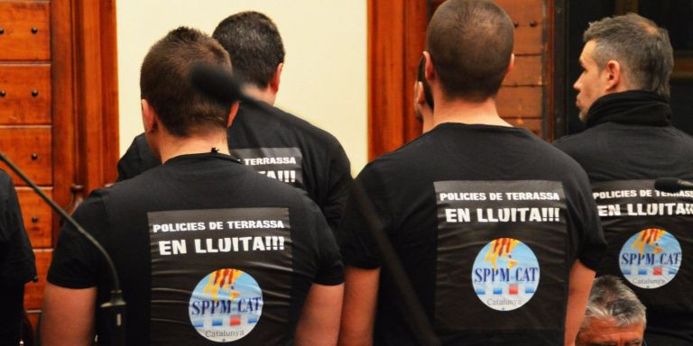 Agentes de la policía municipal con una camiseta de protesta / CEDIDA