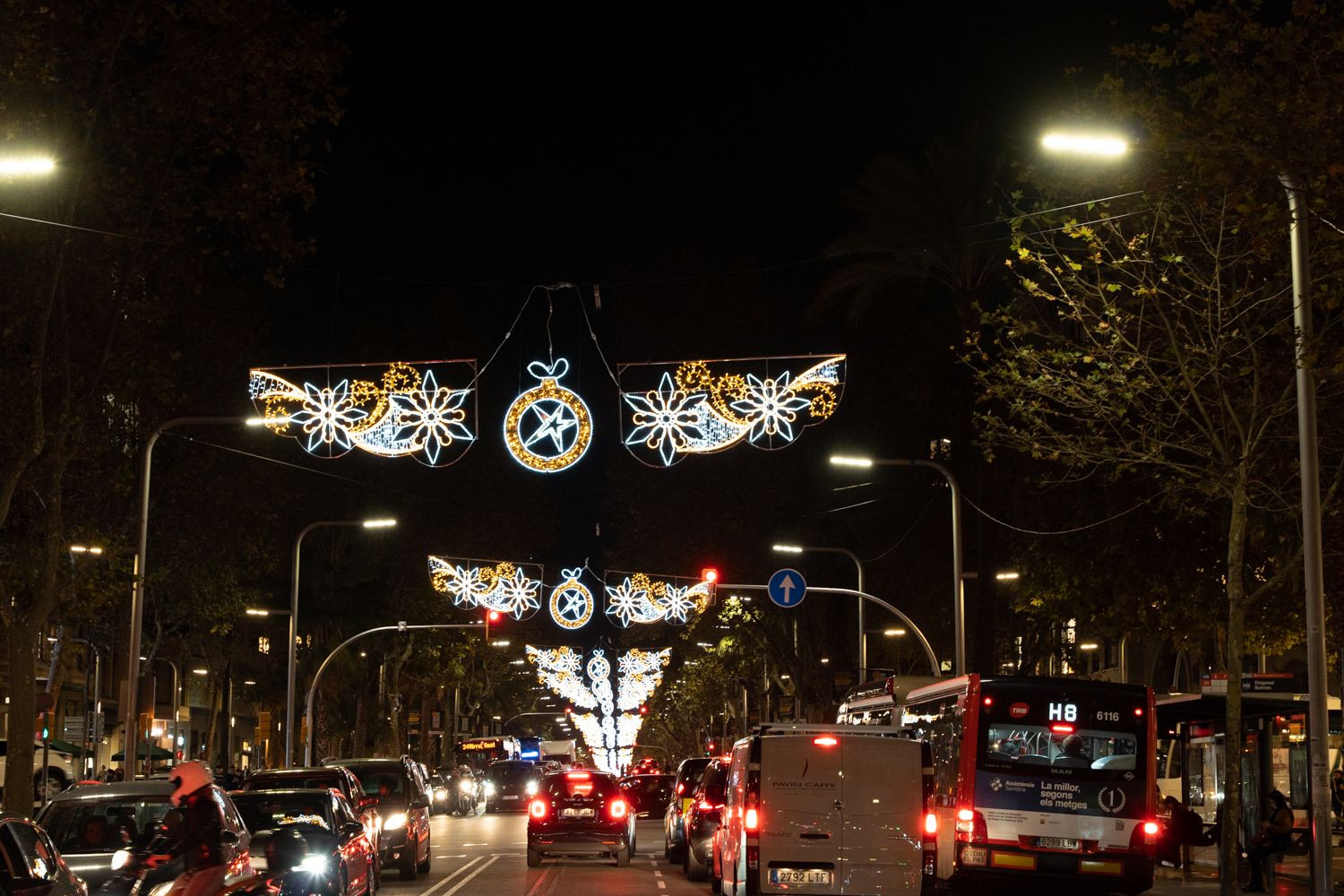 Luces de Navidad / LUIS MIGUEL AÑÓN - METRÓPOLI