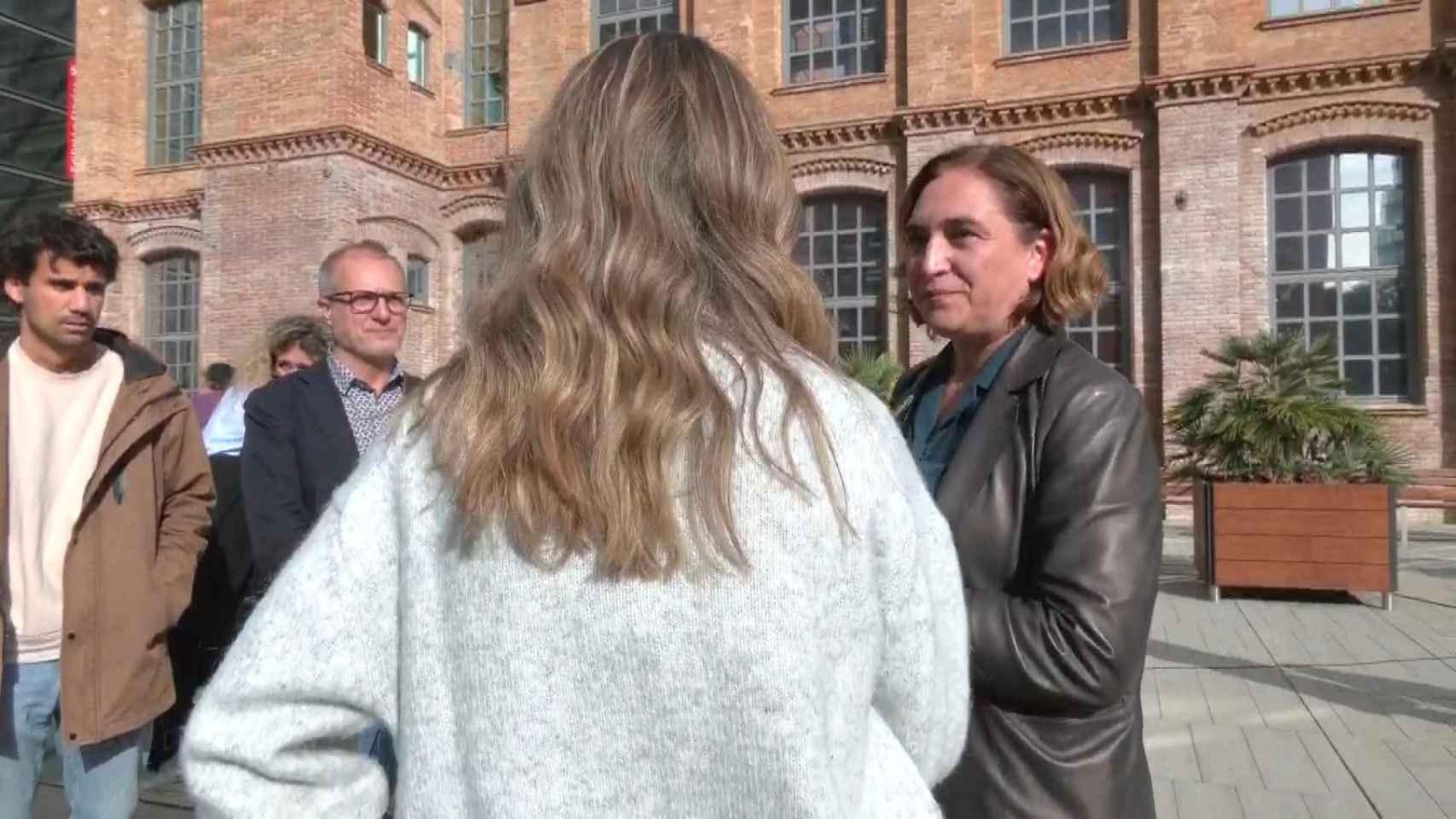 Ada Colau, con la estudiante de la UPF que ha llorado tras ser contestada por la alcaldesa / CEDIDA - BETEVÉ