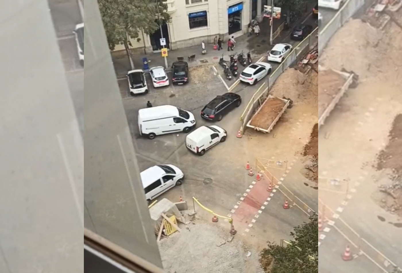 Embudo creado en la calle de Consell de Cent por las obras de la superilla / TWITTER