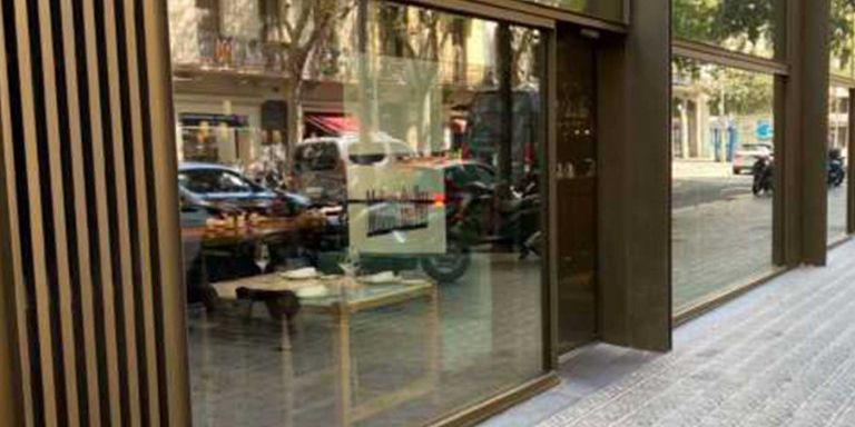 Fachada del restaurante Molino de Pez, en la calle Corsèga de Barcelona