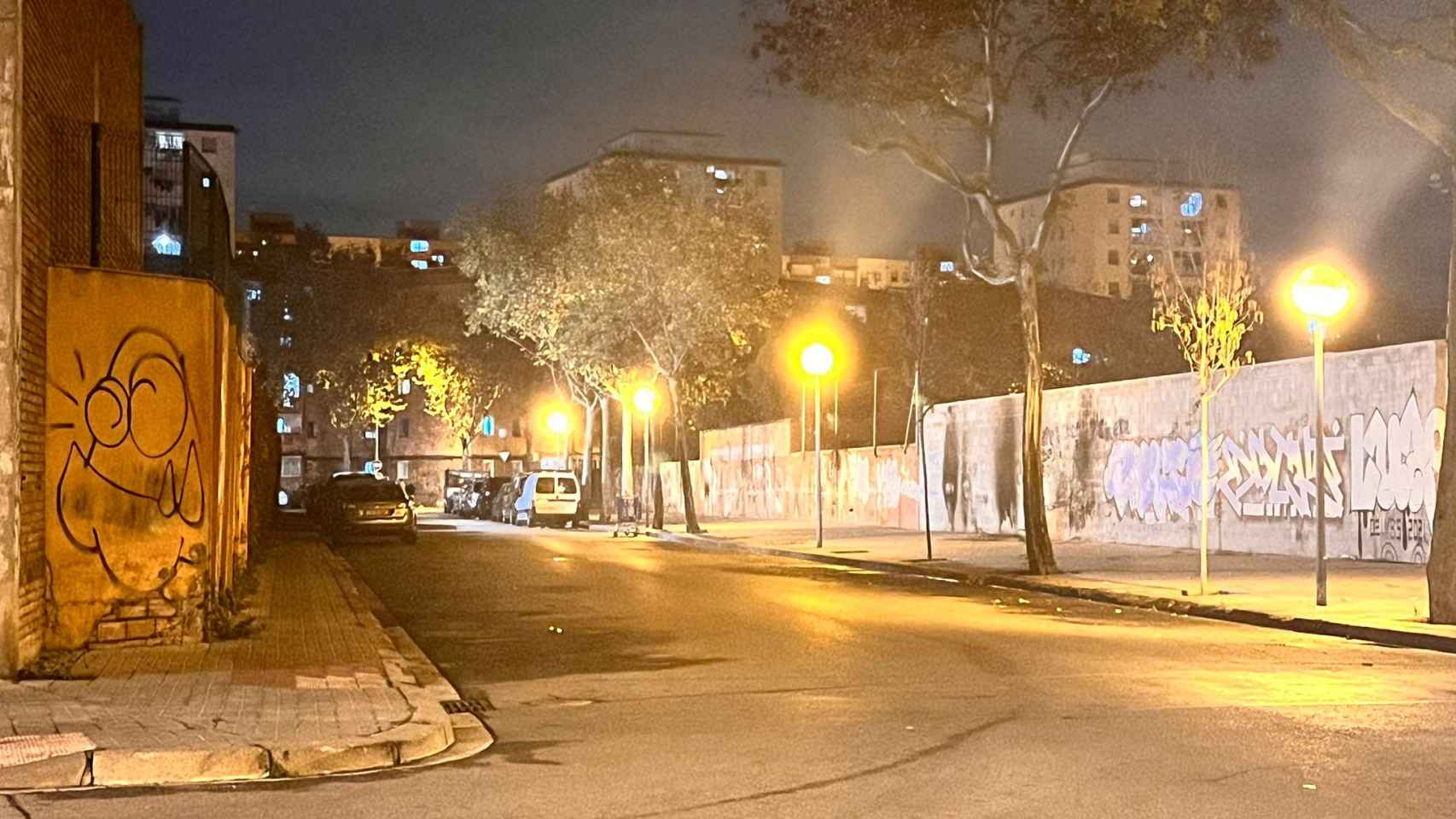 La calle crematorio de Badalona, donde se queman vehículos intencionadamente / ÁNGELA VÁZQUEZ