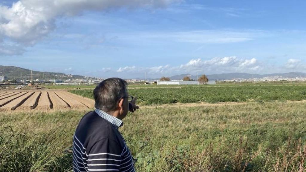 Carles Faura señalando los invernaderos que desaparecerán si se amplía la ZEPA / METRÓPOLI