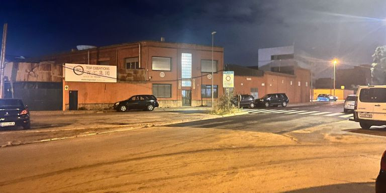 Una calle asfaltada en la parte que pertenece a Sant Adrià / ÁNGELA VÁZQUEZ