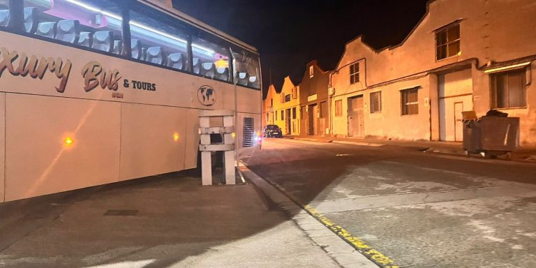 Un autocar en la gasolinera que invade la calzada / ÁNGELA VÁZQUEZ