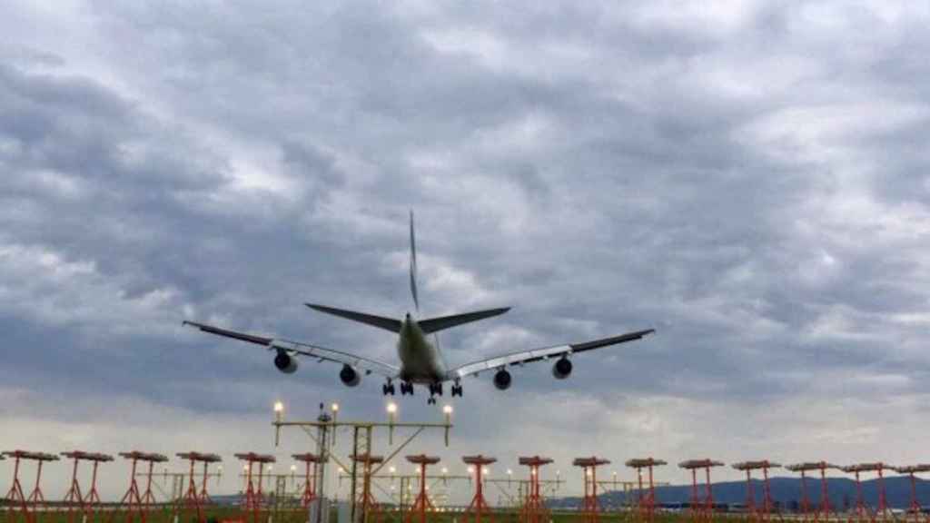 Un avión aterriza en el Aeropuerto de Barcelona-El Prat