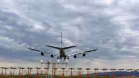 Un avión aterriza en el Aeropuerto de Barcelona-El Prat