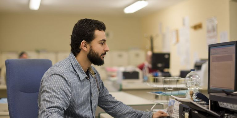 La Diputación ayudará a los ayuntamientos de menos de 20.000 habitantes en los procesos selectivos / Shutterstock