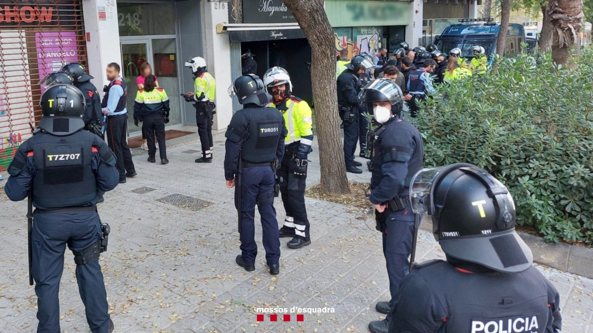 Agentes de los Mossos d'Esquadra durante el dispositivo de Les Corts / MOSSOS