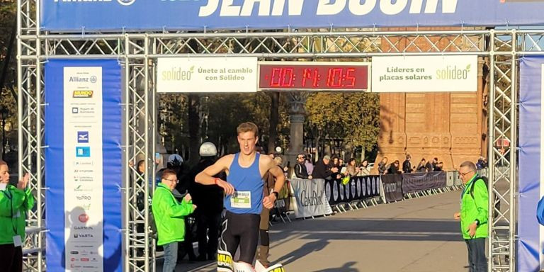 Marcel Walkington cruza la línea de meta en la Jean Bouin de cinco kilómetros / CARRER LLIURE