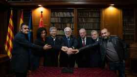 El presidente de Foment del Treball, Josep Sánchez Llibre; el de la Unió Patronal Metal·lúrgica (UPM), Jaume Roura; y el de la Chery, Tongyue Yin, junto a representantes sindicales y