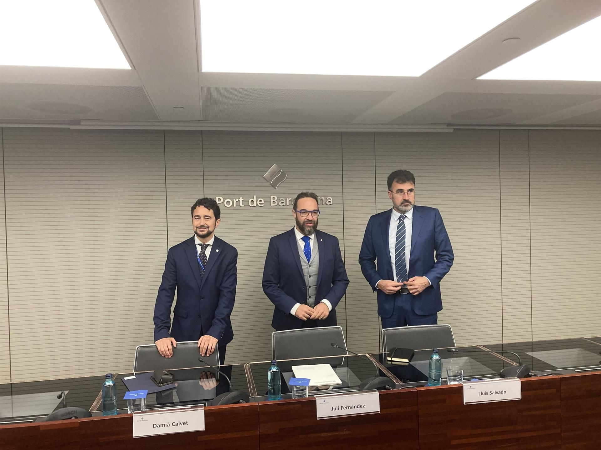 El expresidente del Port de Barcelona, Damià Calvet; el conseller de Territori, Juli Fernández; y el presidente del Port, Lluís Salvadó / EUROPA PRESS