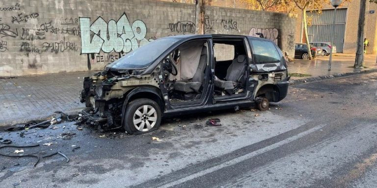 Uno de los coches quemados del Remei / TWITTER