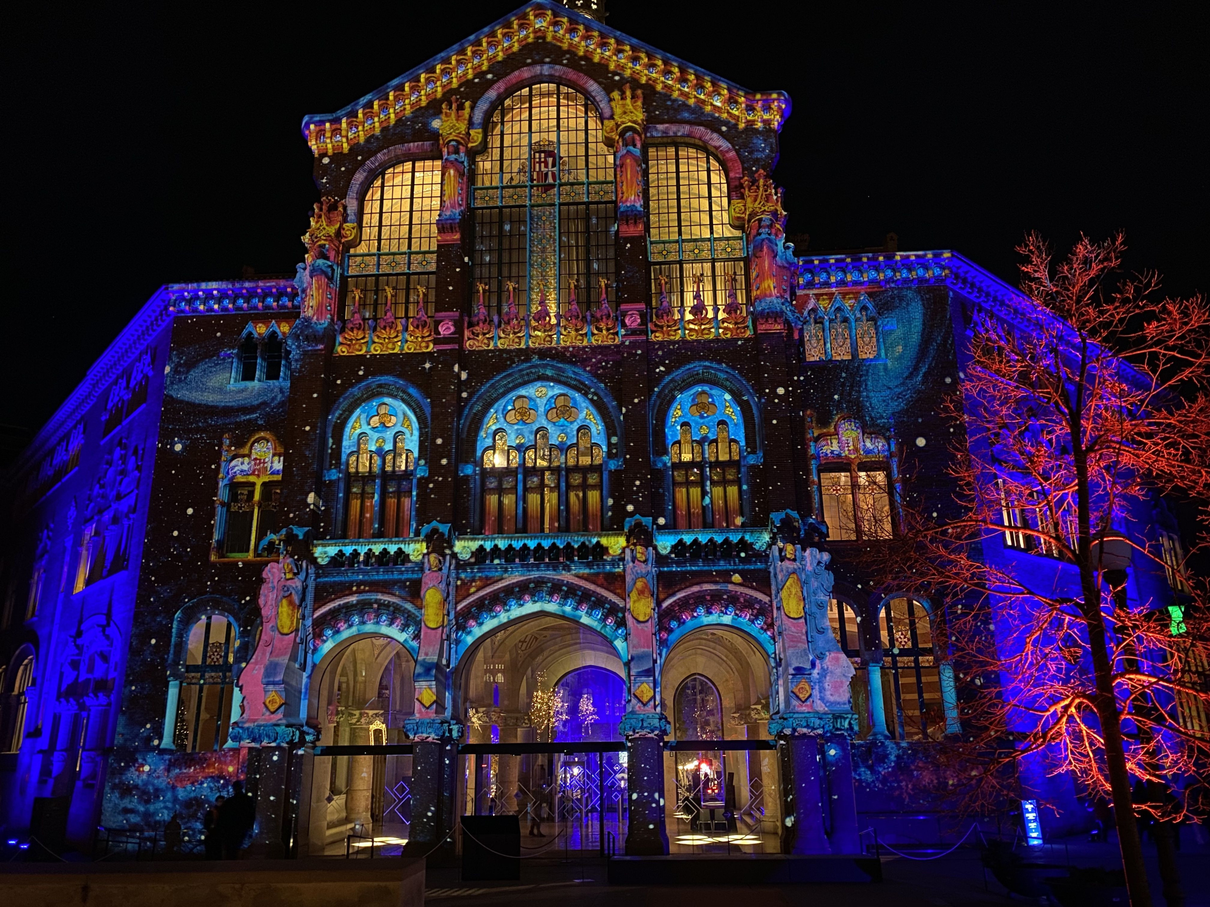 Recinto modernista Sant Pau con proyección de luces / METRÓPOLI