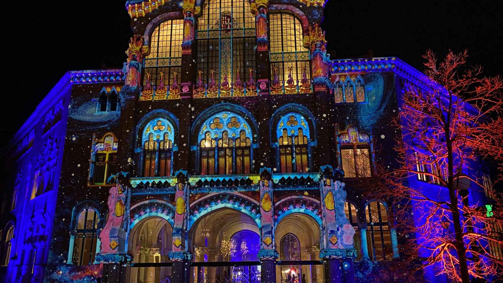 Recinto modernista Sant Pau con proyección de luces / METRÓPOLI