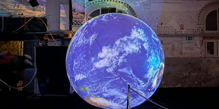 Imagen de la tierra en el planetario de Sant Pau / METRÓPOLI